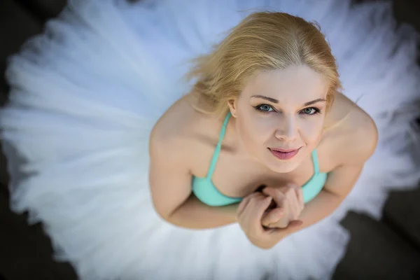 Retrato cercano de una linda bailarina en tutú blanco y bathin azul —  Fotos de Stock