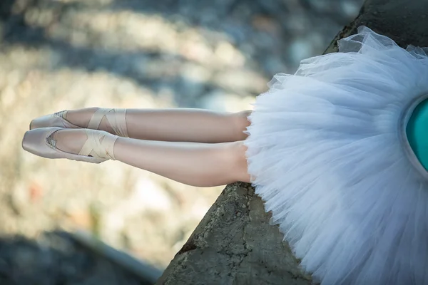 Bailarina sentada en el borde del puente — Foto de Stock