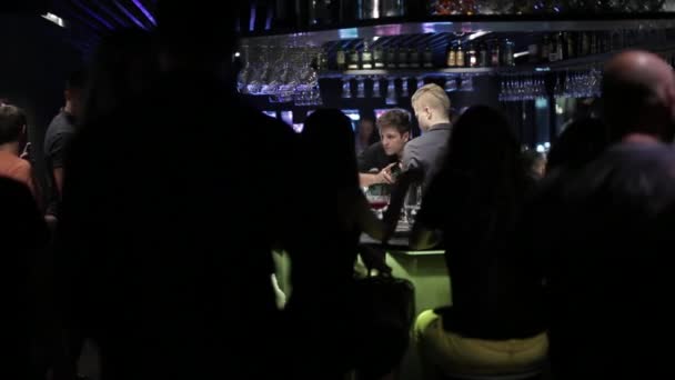 Stammtisch im Nachtclub — Stockvideo