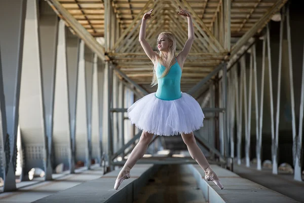 Anmutige Ballerina im industriellen Hintergrund — Stockfoto