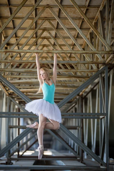 Gracieuze ballerina op de industriële achtergrond — Stockfoto