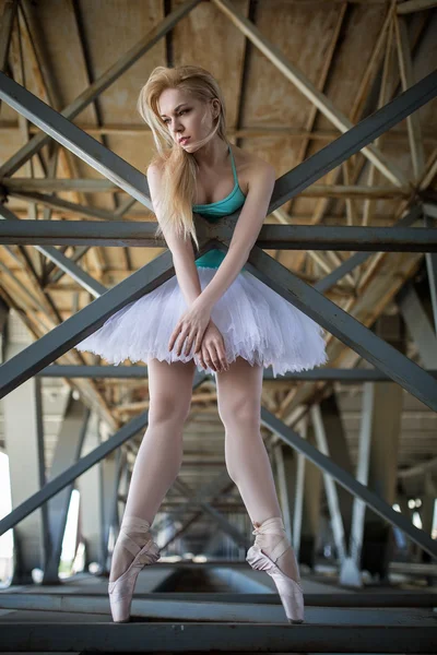 Ballerina graziosa sullo sfondo industriale — Foto Stock