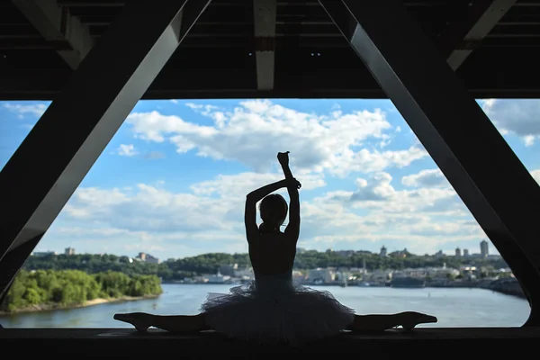 Silhueta de bailarina graciosa em tutu branco — Fotografia de Stock