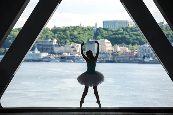 Silhouette di graziosa ballerina in tutù bianco — Foto Stock