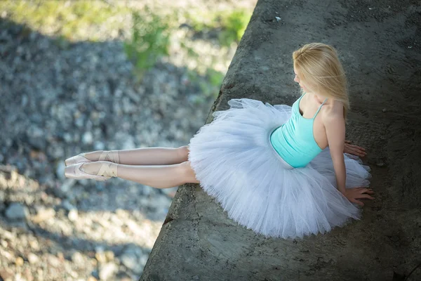 Ballerina sittande på kanten av bron — Stockfoto