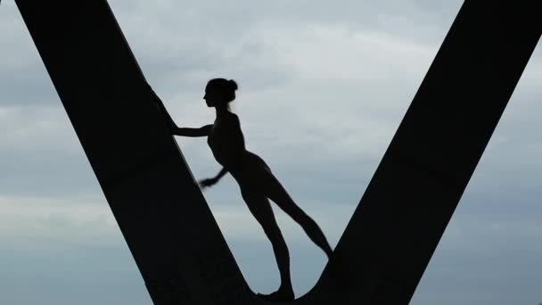 Videomaterial Schaltung fragile Ballerina auf einem Hintergrund des Himmels