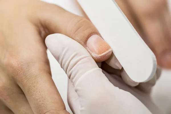 Photograph potsesse manicure in a beauty salon. — Stockfoto