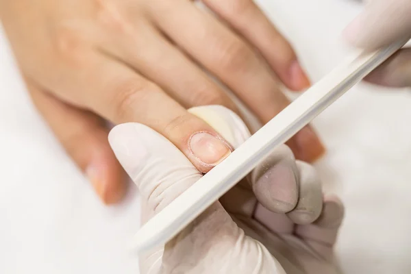 Photograph potsesse manicure in a beauty salon. — Stock Photo, Image