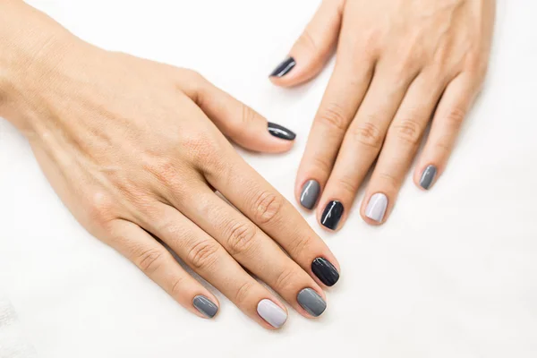 Bela manicura em mãos da menina — Fotografia de Stock