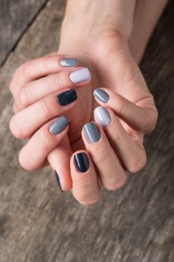 Güzel elleri ile bir gri renkli nai boyanmış minyatür