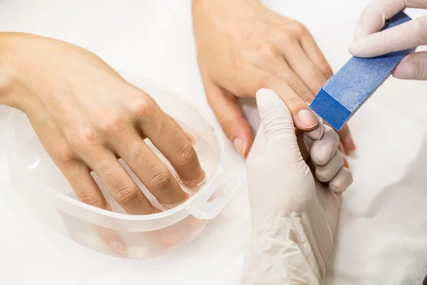 Processo de manicure em um salão de beleza — Fotografia de Stock