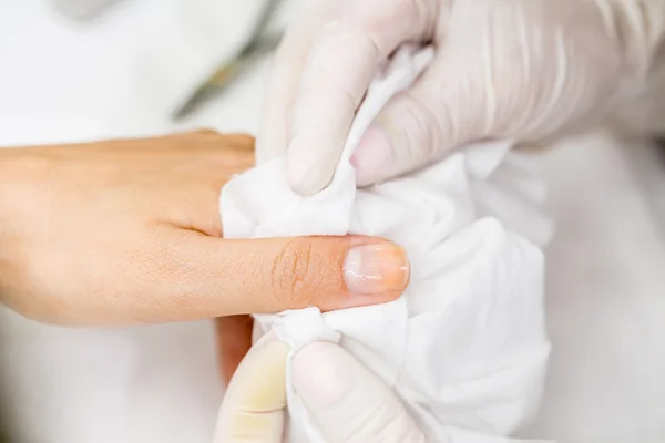 Proceso de manicura en un salón de belleza — Foto de Stock