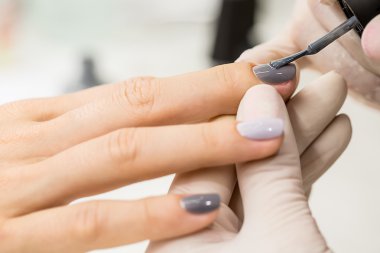 Master yeni bir boya gri parmak üzerinde farklı alır 