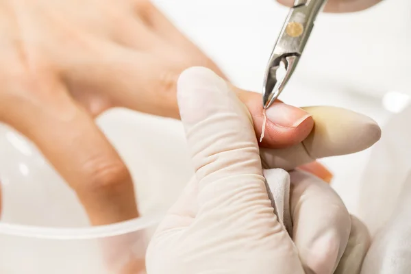 Processo de manicure em um salão de beleza — Fotografia de Stock