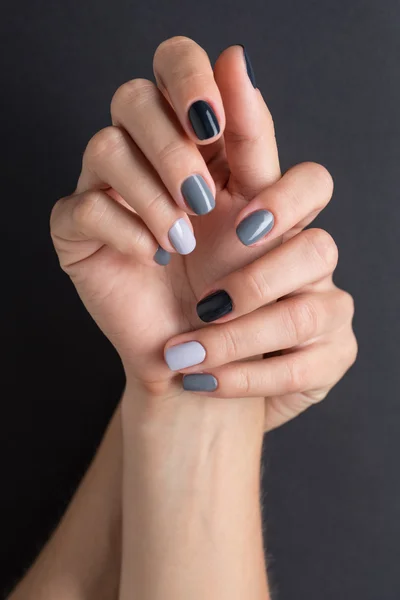 Manicure elegante em tons de cinza — Fotografia de Stock