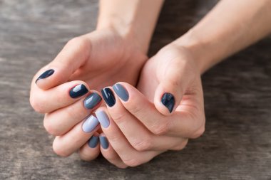 Güzel elleri ile bir gri renginde boyanmış minyatür 