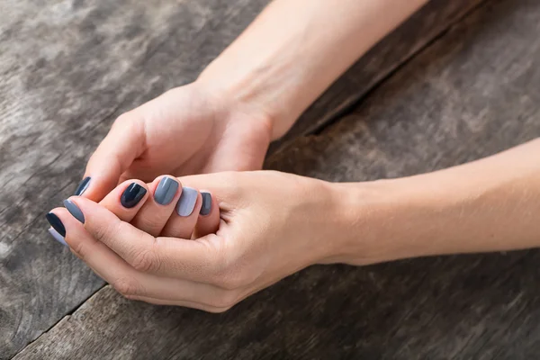 Hermosas manos con la miniatura pintada en un color gris —  Fotos de Stock