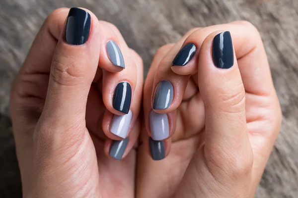 Hermosas manos con la miniatura pintada en un color gris — Foto de Stock