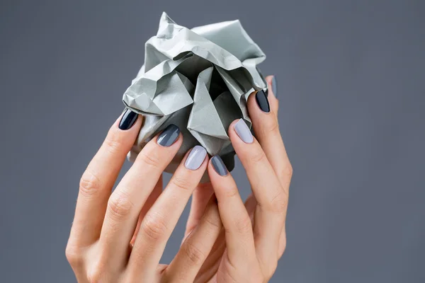 Elegante manicura en tonos grises femeninos elegantes asas . — Foto de Stock