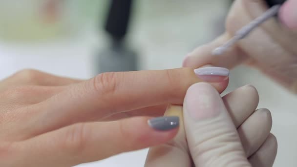 Мастер получает новую краску на разные пальцы — стоковое видео