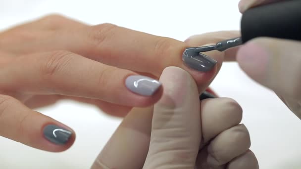 Mestre recebe uma nova tinta dedos cinza em diferente — Vídeo de Stock