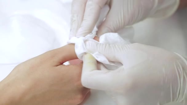 Proceso de manicura en un salón de belleza — Vídeo de stock