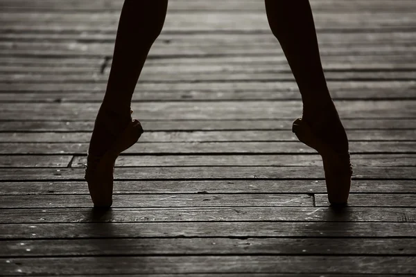 Танцующие ноги балерины — стоковое фото