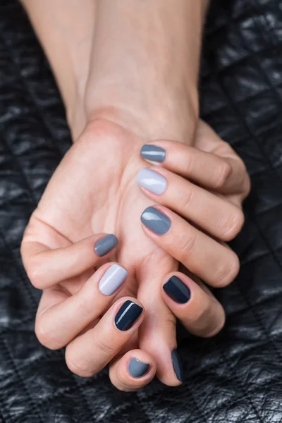 Womens handen met een stijlvolle manicure. — Stockfoto