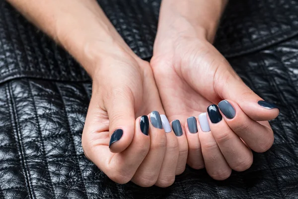 Womens handen met een stijlvolle manicure. — Stockfoto