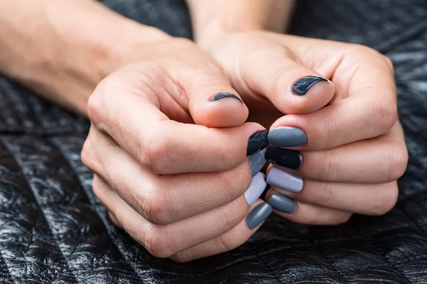 Mãos de mulheres com uma manicura elegante . — Fotografia de Stock