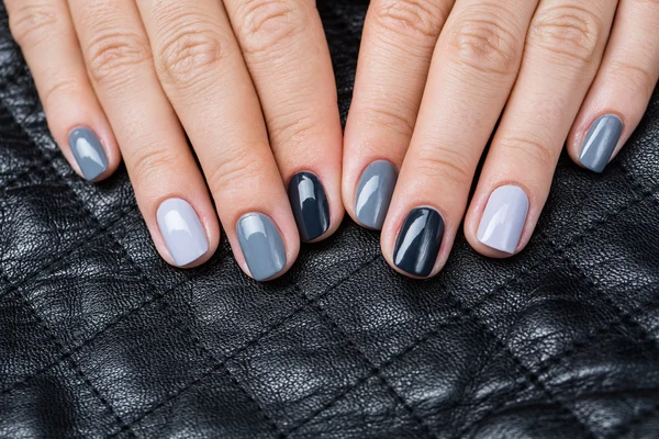 Las manos de mujer con una manicura elegante . —  Fotos de Stock