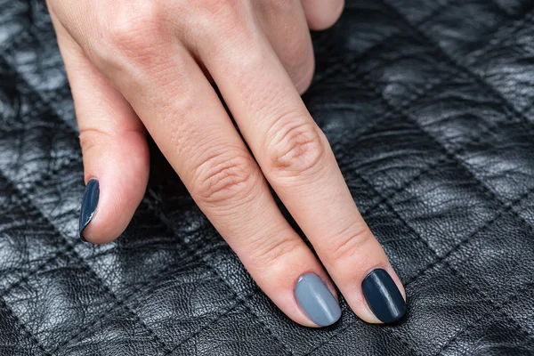 Mani delle donne con una manicure elegante . — Foto Stock