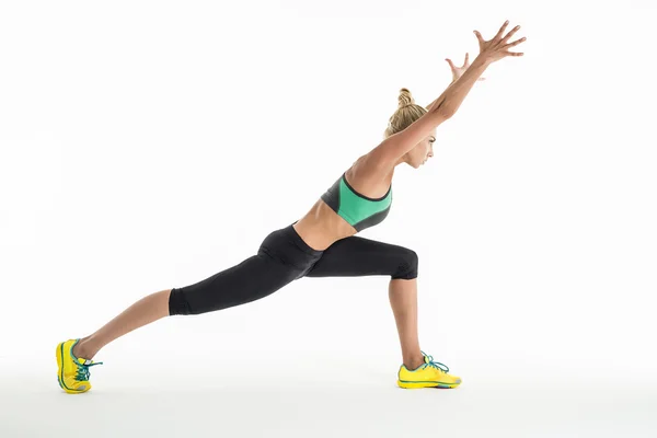 Gimnasta rítmica haciendo ejercicio en estudio . — Foto de Stock