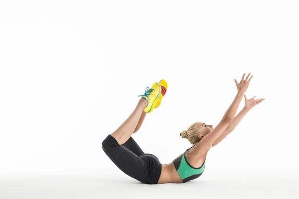 Gimnasta rítmica haciendo ejercicio en estudio . — Foto de Stock