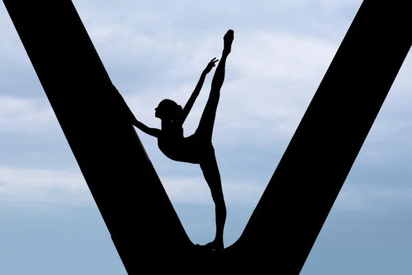 Силуэт изящной балерины — стоковое фото