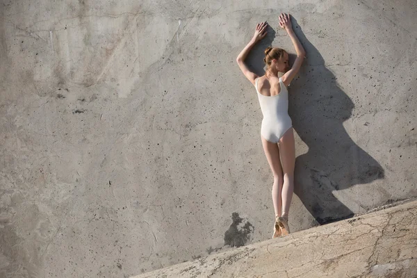 Slim dancer stands in a ballet pose — Stock Photo, Image