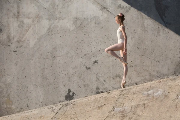 Schlanke Tänzerin steht in Ballett-Pose — Stockfoto