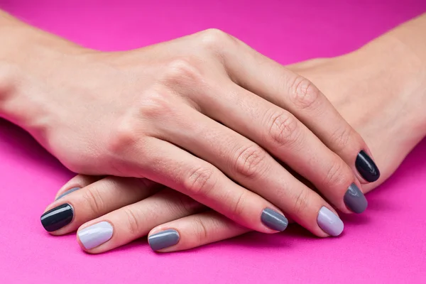 Mãos femininas delicadas com uma elegante manicure neutra — Fotografia de Stock