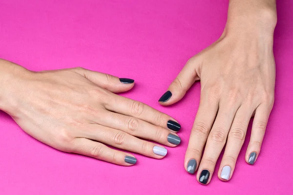 Delicate mani femminili con una manicure neutra alla moda — Foto Stock