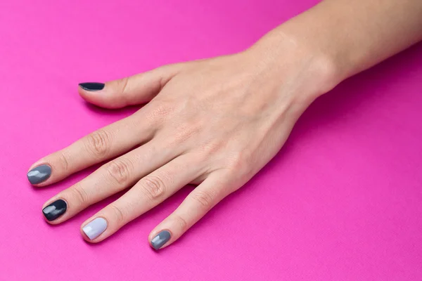 Delicata mano femminile con una manicure neutra alla moda — Foto Stock