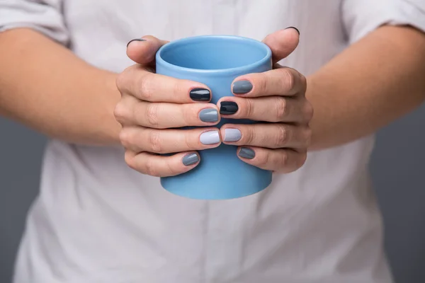 Female hands with blue cup — Stok fotoğraf