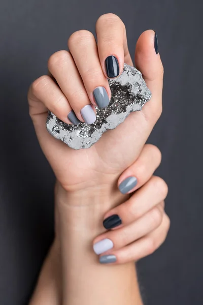 Mains féminines avec minéral argenté texturé — Photo