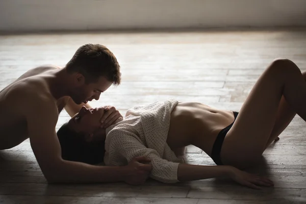 Tutkulu aşıklar yalan