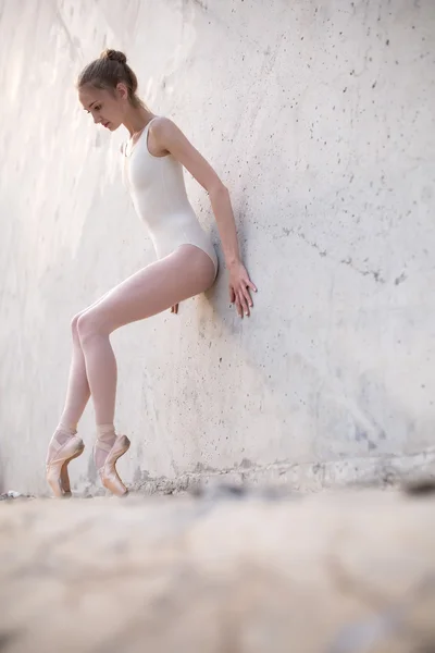 Bailarina delgada en una pose de ballet — Foto de Stock