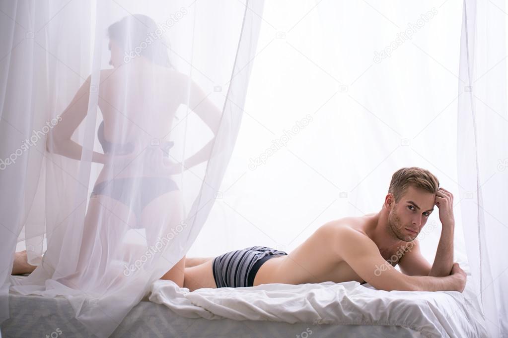 Брутальный мужик на кровати дамочку имеет