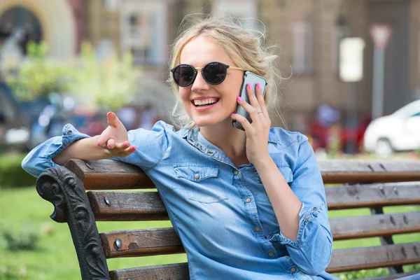 Schattige blonde praten op een mobiele telefoon. — Stockfoto