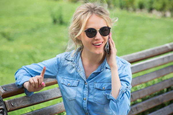 Cute blonde talking on a cell phone. — Stock Photo, Image