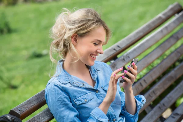 Симпатична блондинка говорить на мобільному телефоні . — стокове фото