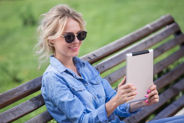 Прекрасна блондинка з електронним планшетом в руках — стокове фото