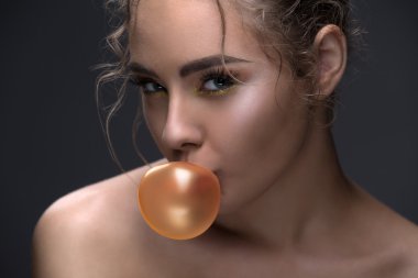 İçine belgili tanımlık fotoğraf makinesi ve yayılması benzeyen güzel bir model portresi